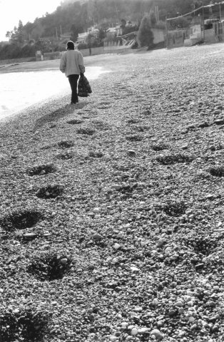 Passeggiata d&#039;inverno in spiaggia